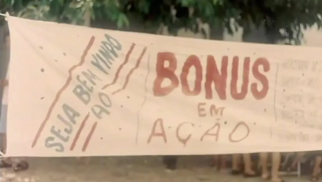 Faixa de pano pintada à mão com os dizeres Seja bem-vindo ao Bonus em ação