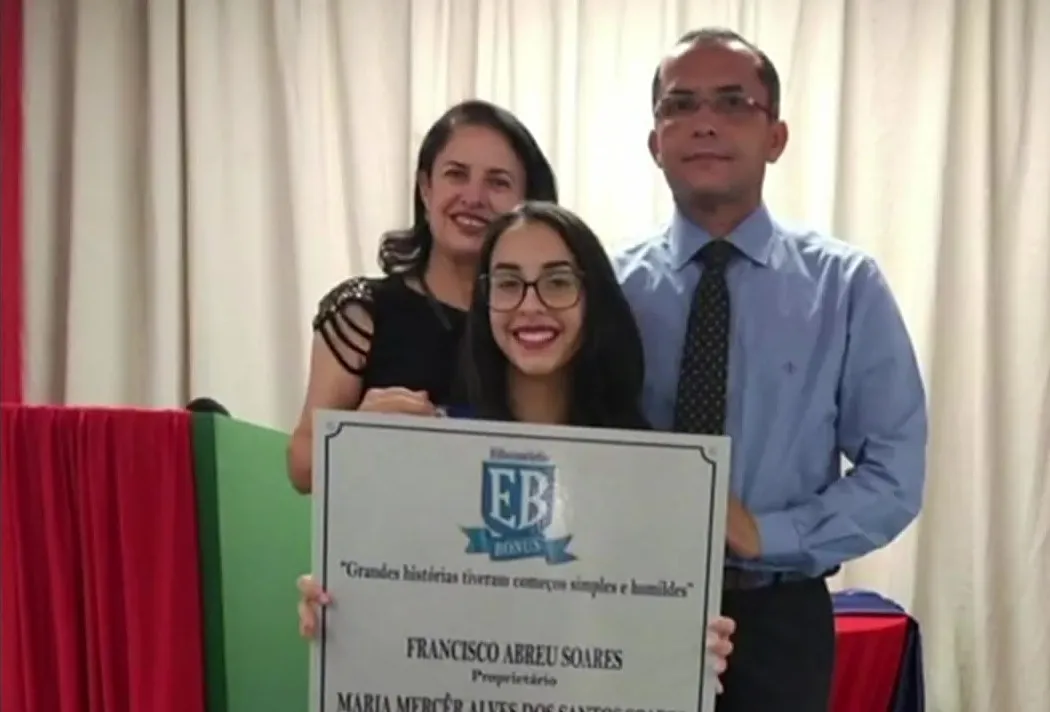 Placa comemorativa do Educandário Bonus com o lema Grandes histórias tiveram começos simples e humildes e os nomes dos proprietários