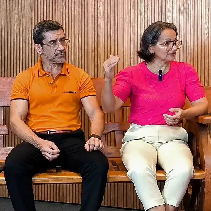Náiade Nereida e Mário Régis, pais do Ângelo, sentados num banco de madeira durante a gravação do depoimento